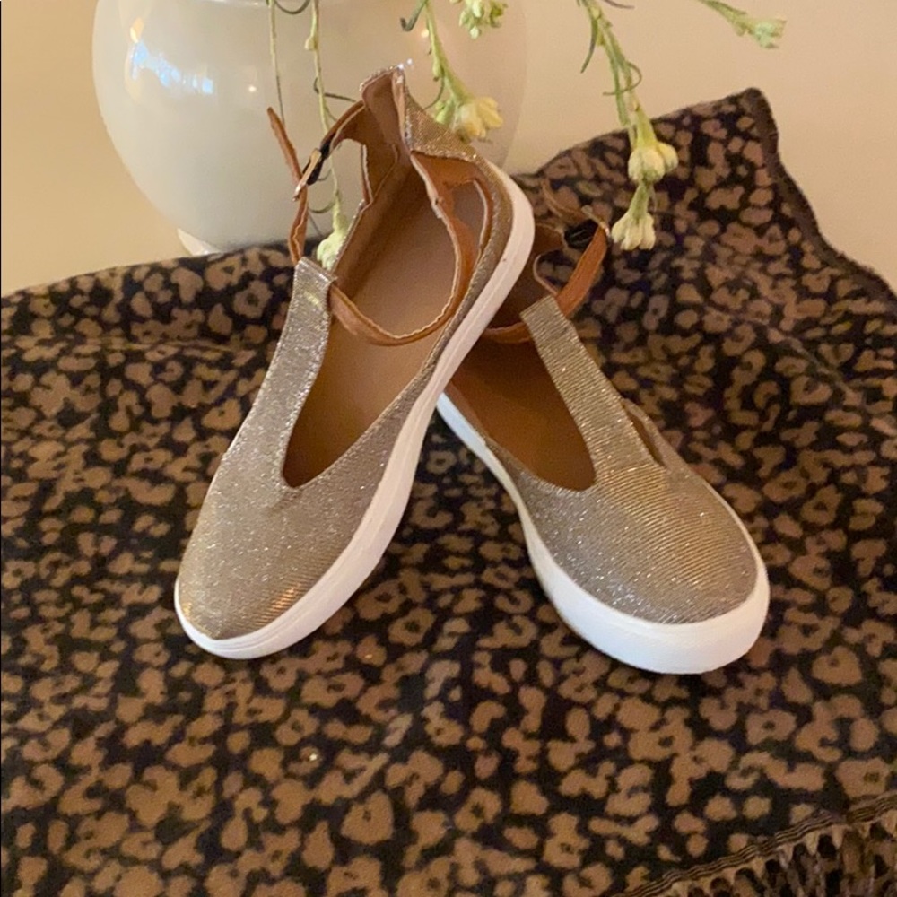 Women’s casual summer sneakers.